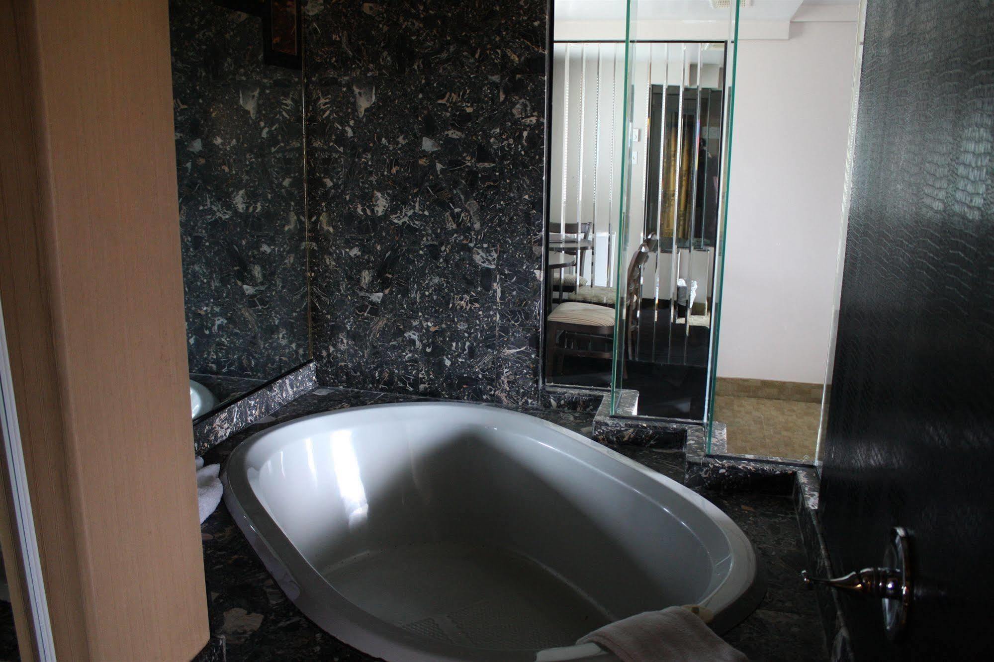 לונגאיל Grand Motel Saint-Hubert מראה חיצוני תמונה